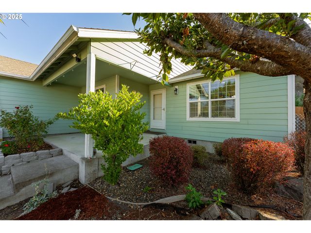 675 Ne CUMMINS St, Roseburg, OR 97470