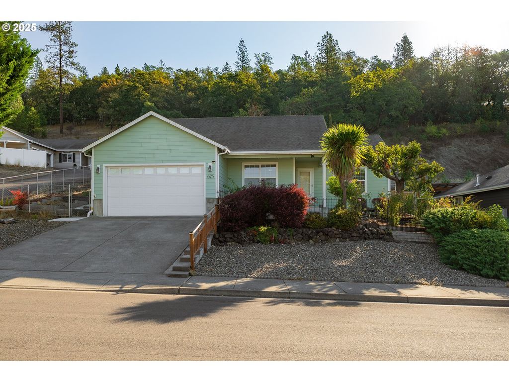 675 Ne CUMMINS St, Roseburg, OR 97470