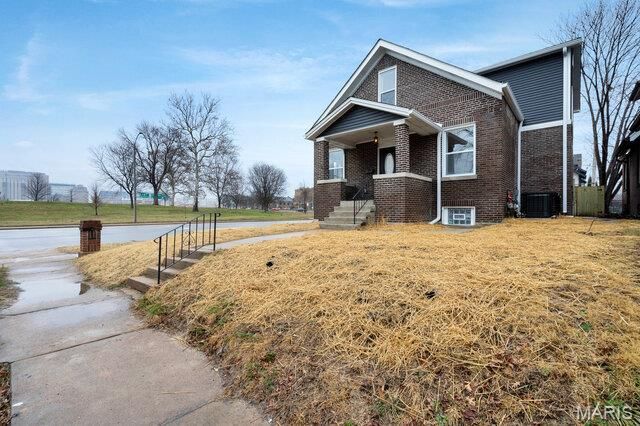 2 Lawn Place, St Louis, MO 63110