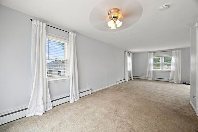12 Park Ave, Holyoke, MA 01040