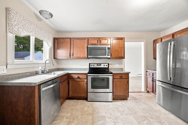 12 Park Ave, Holyoke, MA 01040