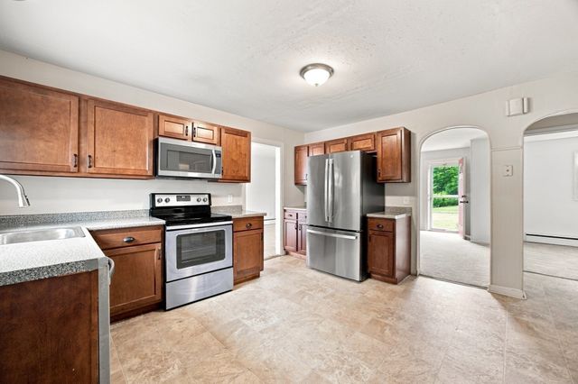12 Park Ave, Holyoke, MA 01040