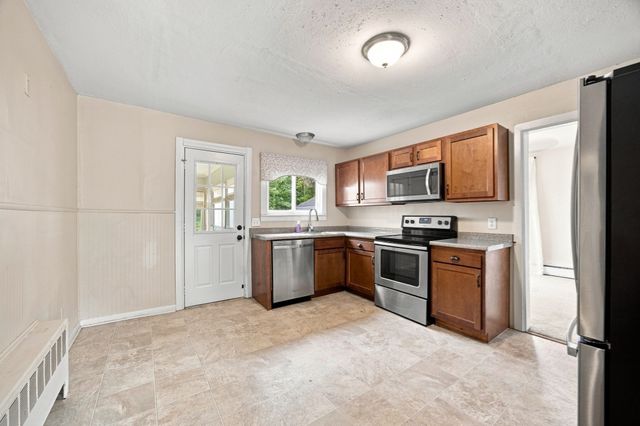 12 Park Ave, Holyoke, MA 01040
