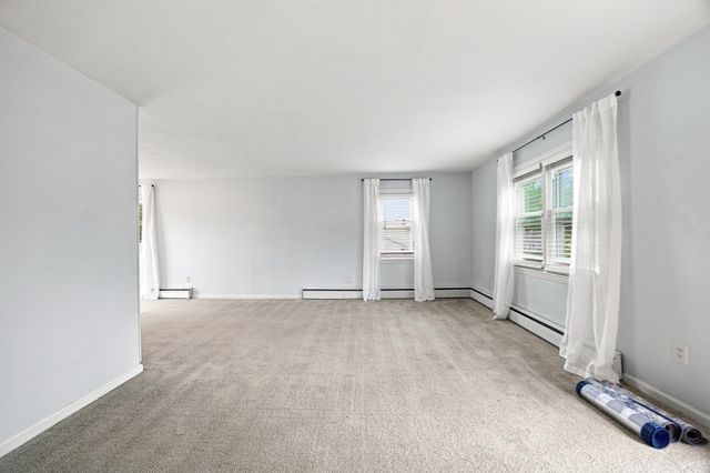 12 Park Ave, Holyoke, MA 01040