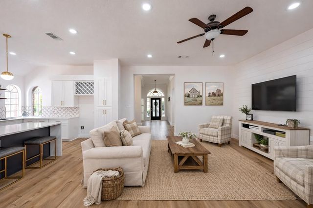 3311 Richland Dr, Sugar Land, TX 77478