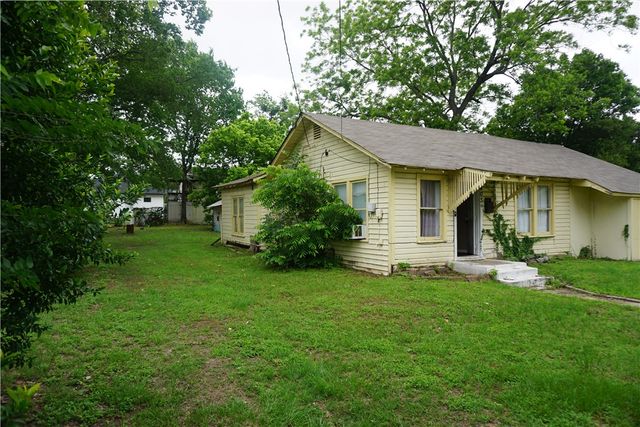 403 South Easterwood Street, Hearne, TX 77859