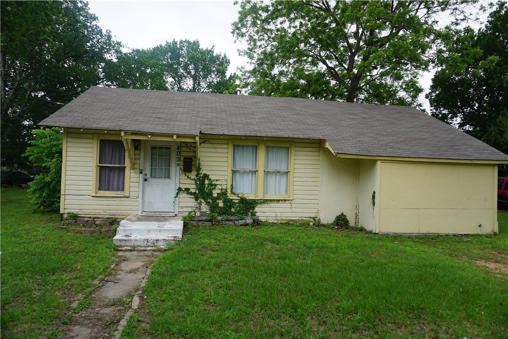 403 South Easterwood Street, Hearne, TX 77859