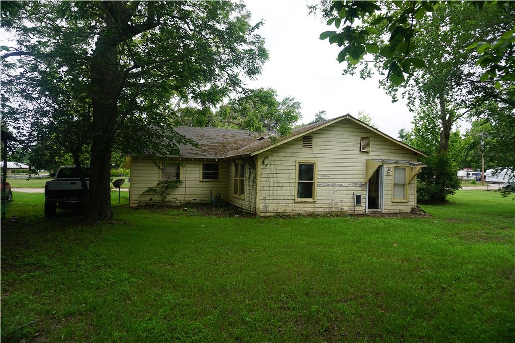403 South Easterwood Street, Hearne, TX 77859 — photo 2