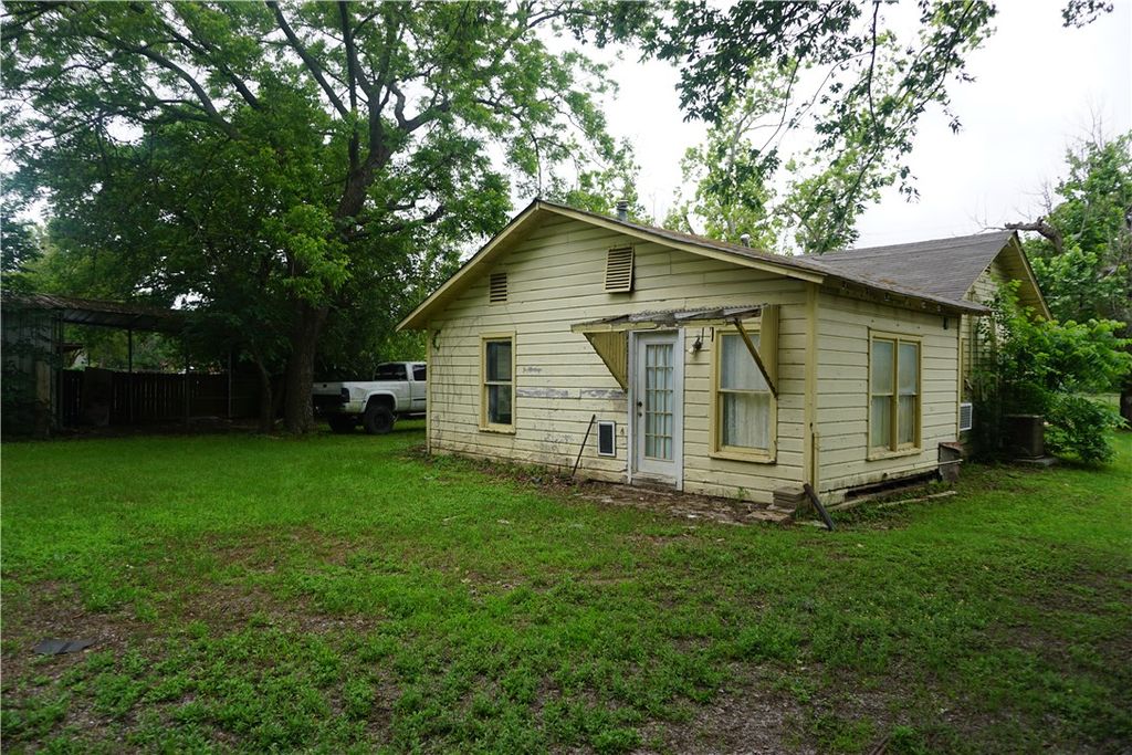 403 South Easterwood Street, Hearne, TX 77859 — photo 3