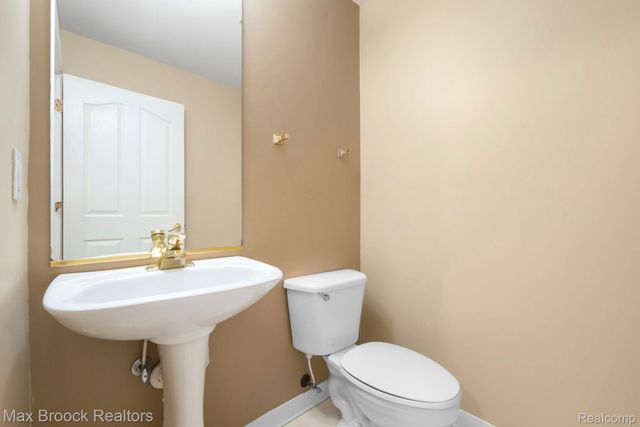 7657 Windgate Circle, West Bloomfield Charter Township, MI 48323