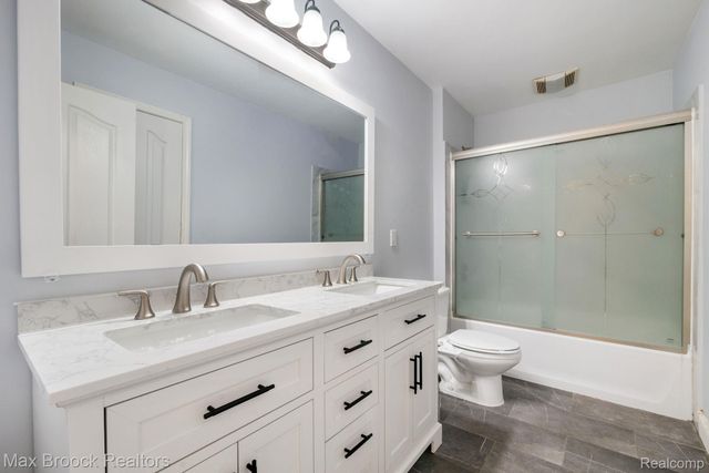 7657 Windgate Circle, West Bloomfield Charter Township, MI 48323