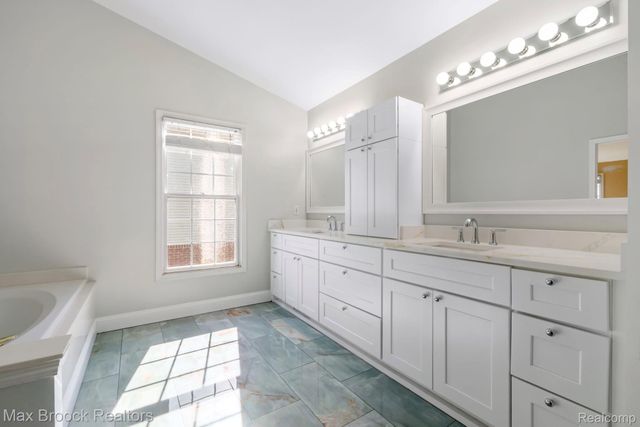 7657 Windgate Circle, West Bloomfield Charter Township, MI 48323