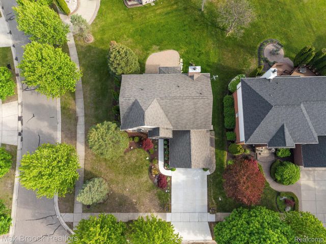 7657 Windgate Circle, West Bloomfield Charter Township, MI 48323