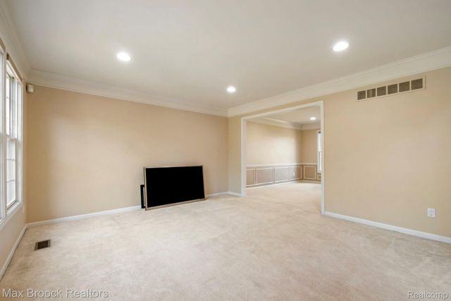7657 Windgate Circle, West Bloomfield Charter Township, MI 48323