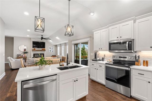 1283 NW Lindenwood Drive, Grain Valley, MO 64029