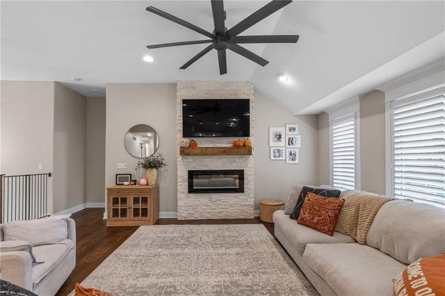 1283 NW Lindenwood Drive, Grain Valley, MO 64029