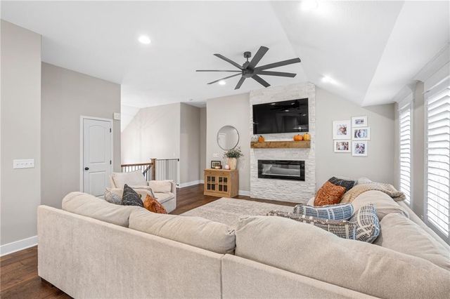 1283 NW Lindenwood Drive, Grain Valley, MO 64029