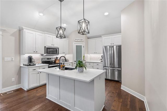 1283 NW Lindenwood Drive, Grain Valley, MO 64029