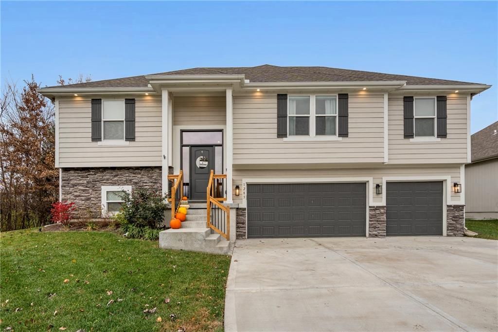 1283 NW Lindenwood Drive, Grain Valley, MO 64029