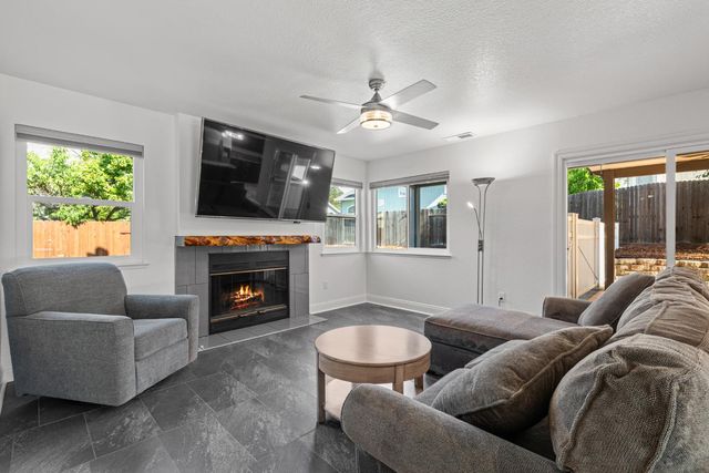 8422 Deer Fern Ct, Antelope, CA 95843