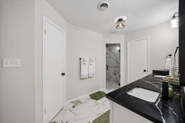 2930 Riata Lane, Houston, TX 77043