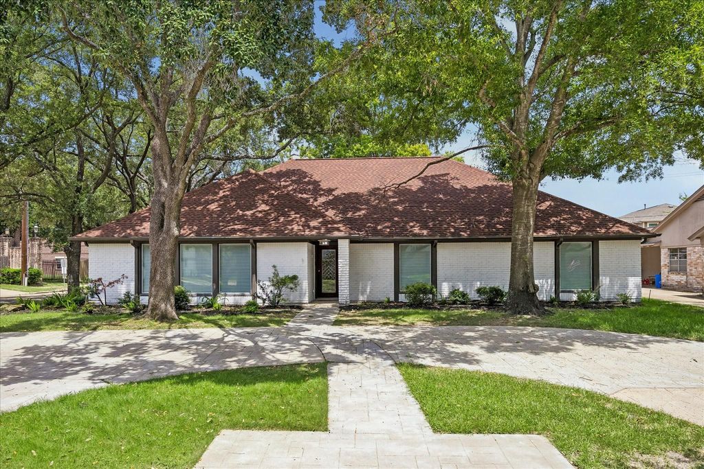 2930 Riata Lane, Houston, TX 77043
