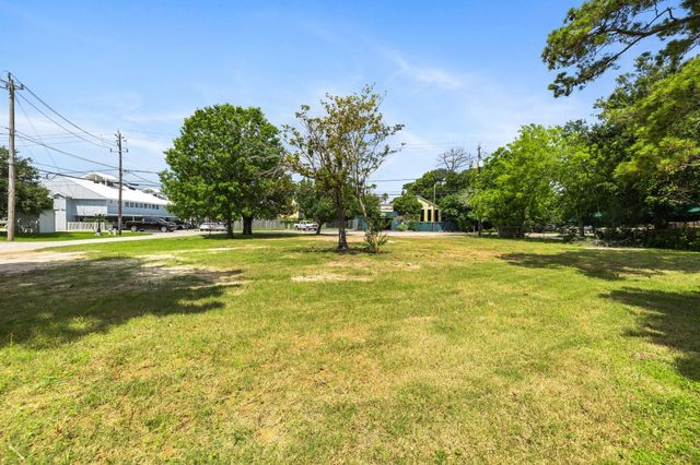 715 Clear Lake Road, Clear Lake Shores, TX 77565