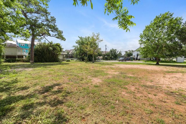 715 Clear Lake Road, Clear Lake Shores, TX 77565