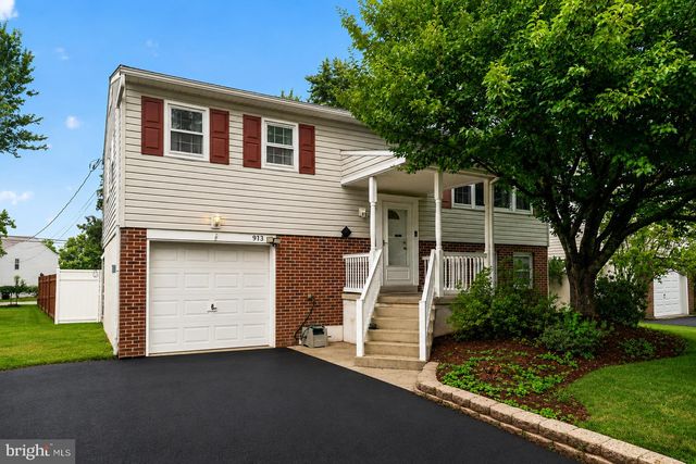 913 SEMINARY ST, Pennsburg, PA 18073