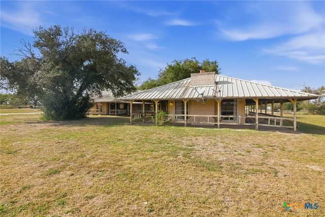 1720 Lower Mission Valley Road, Victoria, TX 77905
