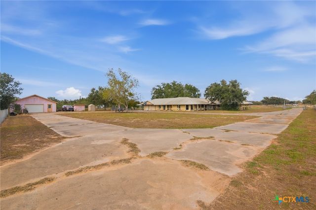 1720 Lower Mission Valley Road, Victoria, TX 77905