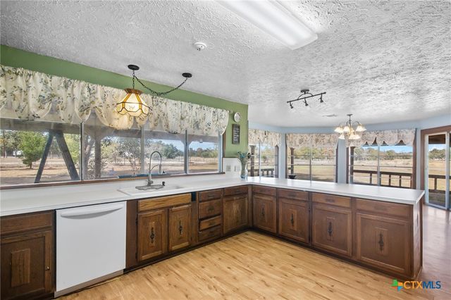 1720 Lower Mission Valley Road, Victoria, TX 77905