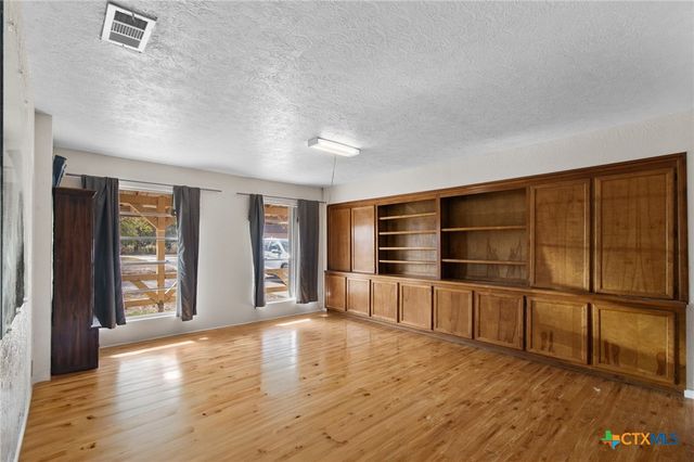 1720 Lower Mission Valley Road, Victoria, TX 77905