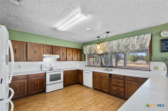 1720 Lower Mission Valley Road, Victoria, TX 77905