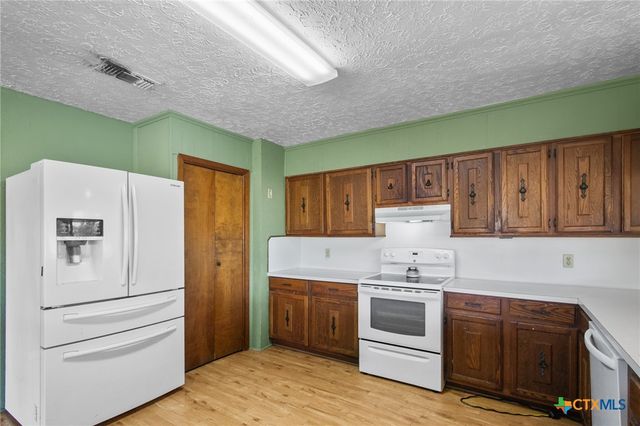 1720 Lower Mission Valley Road, Victoria, TX 77905