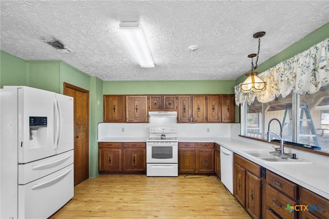 1720 Lower Mission Valley Road, Victoria, TX 77905