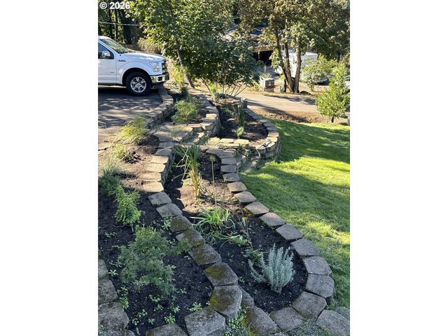 759 S 71ST St, Springfield, OR 97478