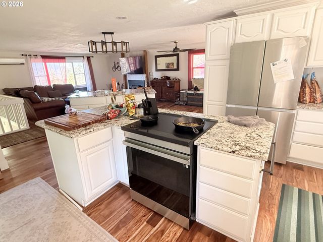 759 S 71ST St, Springfield, OR 97478