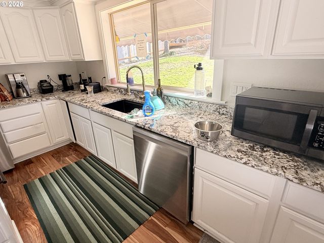 759 S 71ST St, Springfield, OR 97478