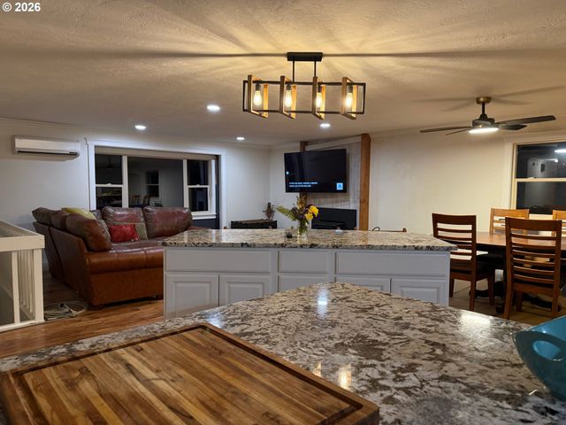 759 S 71ST St, Springfield, OR 97478