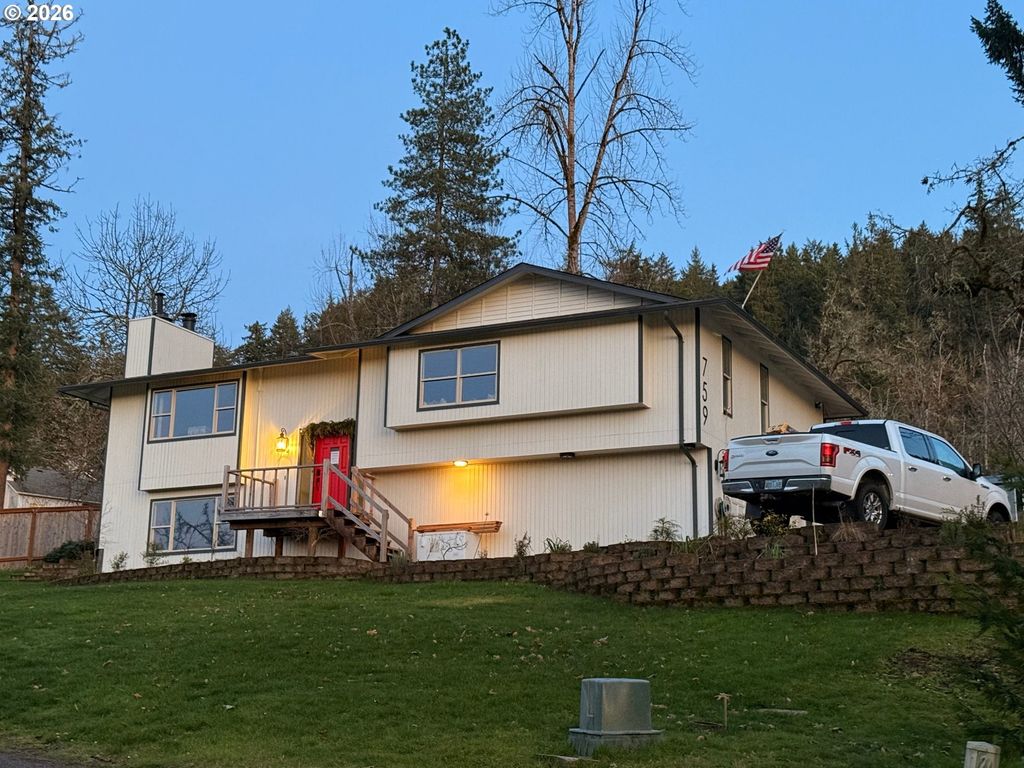 759 S 71ST St, Springfield, OR 97478