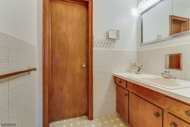 18 Wells Rd, Raritan Twp., NJ 08822