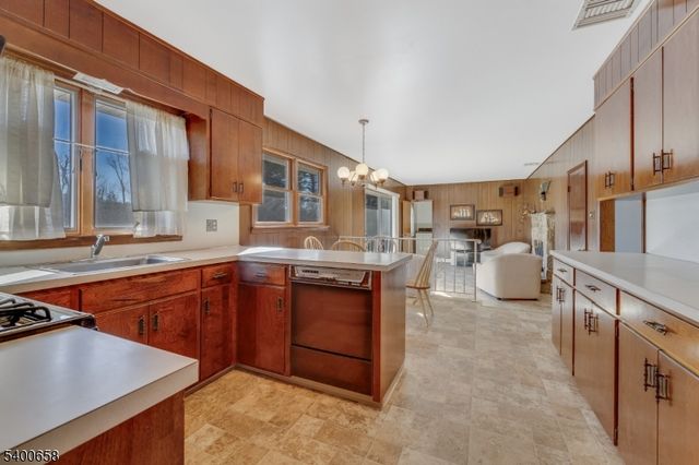 18 Wells Rd, Raritan Twp., NJ 08822