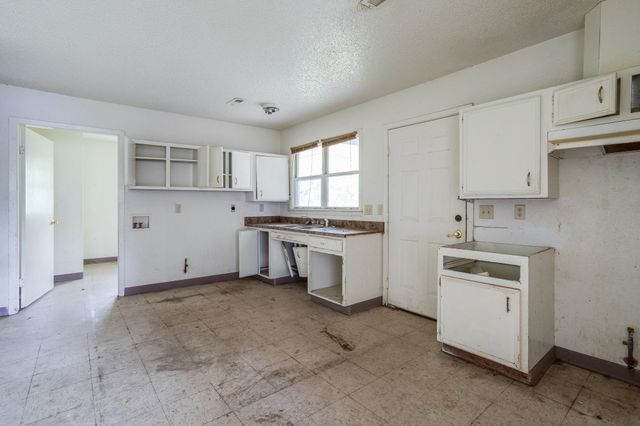 2121 E Murdock Ave, Wichita, KS 67214