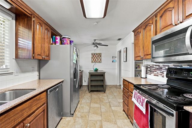 1423 W Shields Drive, Sherman, TX 75092