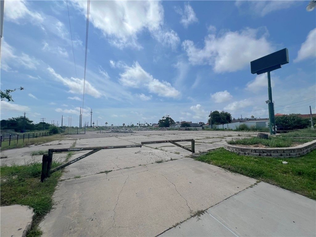 5902 S Staples St, Corpus Christi, TX 78413 — photo 2