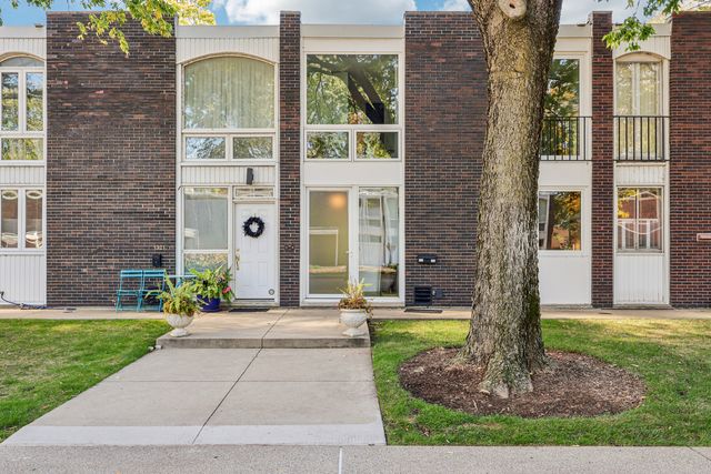 1319 N Sandburg Terrace, Chicago, IL 60610