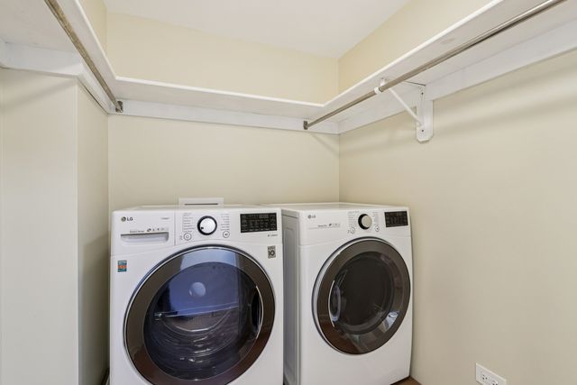 1319 N Sandburg Terrace, Chicago, IL 60610