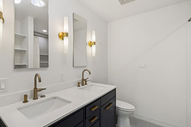1319 N Sandburg Terrace, Chicago, IL 60610