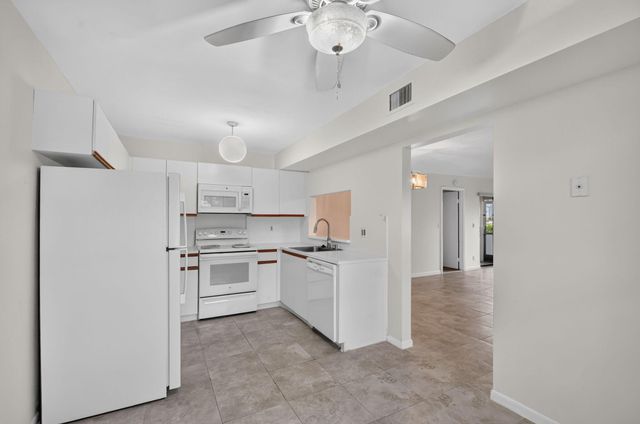 7665 TAHITI Lane 104, Lake Worth, FL 33467